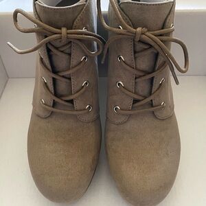GBG Los Angeles Taupe Oxford Wedge Booties – Size 5M, 1” Platform, NIB